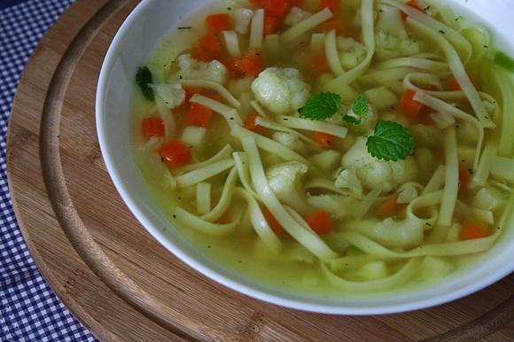 Zupa kalafiorowa z makaronem