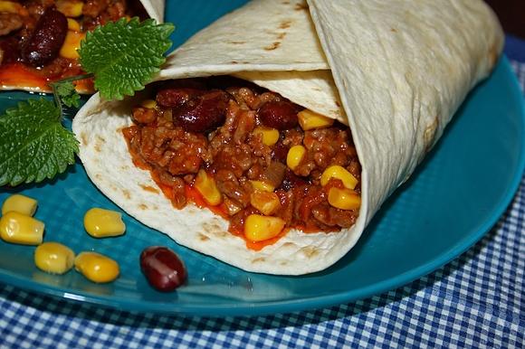 Burito z mięsem mielonym, kukurydzą i fasolą