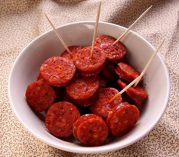 Chorizo z cydrem - hiszpańska przekąska z chorizo i cydru