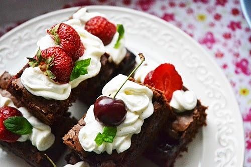 Brownie czekoladowe z truskawkami i czereśniami