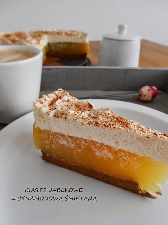 Ciasto jabłkowe z cynamonową śmietaną