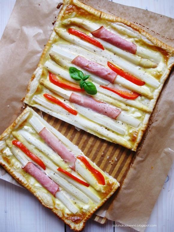 Tarta szparagowa z fetą i łososiem