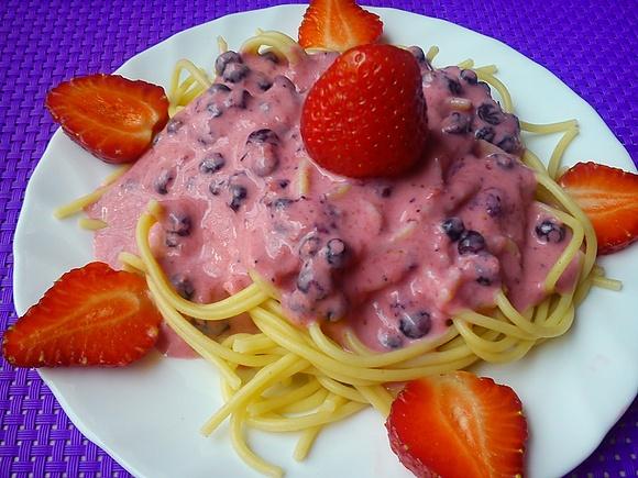 Owocowe makaronetti z truskawkami, jagodami i bananem