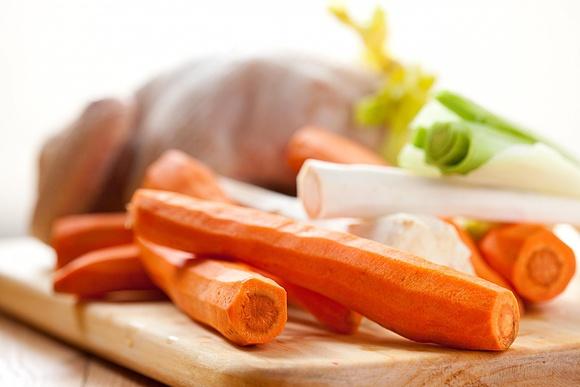 Historia wiejskiej kurzej kury, rosół, warzywa i pasta do kanapek z mięsa rosołowego