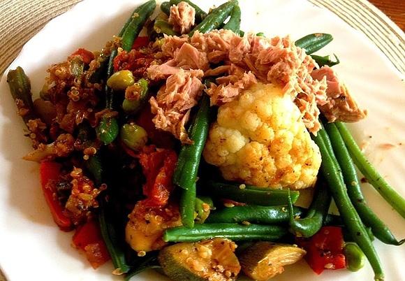 Quinoa z warzywami i tuńczykiem