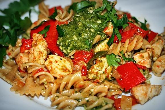 Kurczak w bazyliowym sosie pesto z orzechami nerkowca