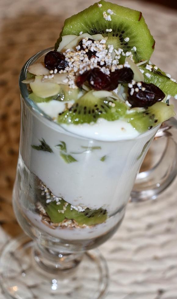Jogurt z kiwi, płatkami, żurawiną i migdałami