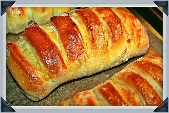 Drożdżówki z różnymi nadzieniami – przepis na pyszną przekąskę