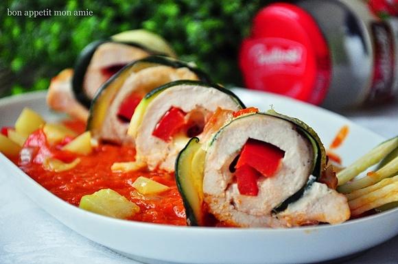 Rollsy z pomidorowo-cukiniowym sosem