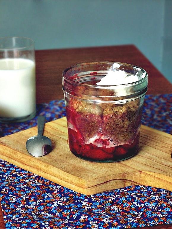 Deser w 5 minut: Cobbler pełnoziarnisty z truskawkami z mikrofalówki