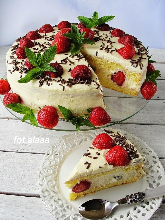 Tort z kremem adwokatowym i truskawkami