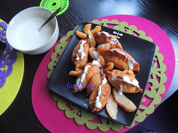 Pierożki gyoza z suszonymi owocami