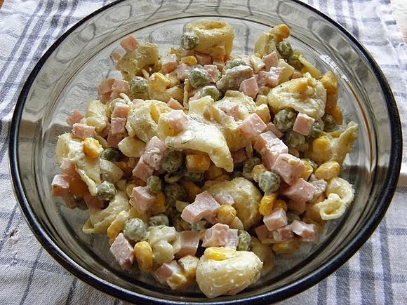 Sałatka z makaronem tortellini