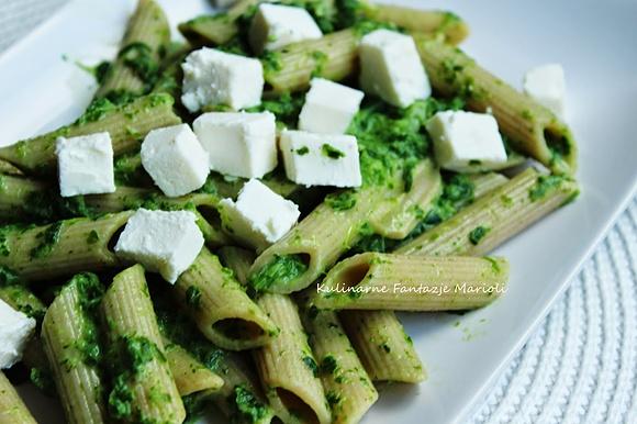 Makaron penne ze szpinakiem i fetą