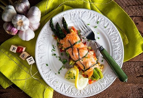 Grillowany łosoś norweski ze szparagami, salsą i sosem pieczarkowym