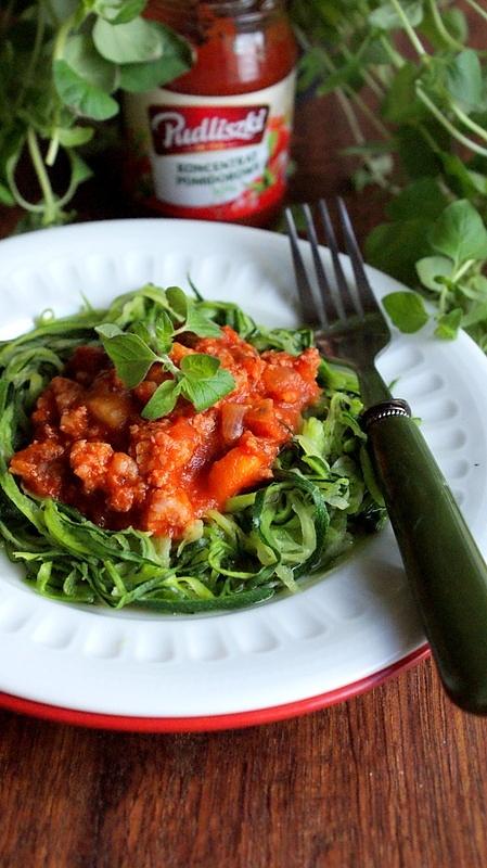 Odchudzone spaghetti z cukinii i sosem mięsno-pomidorowym z kurczakiem