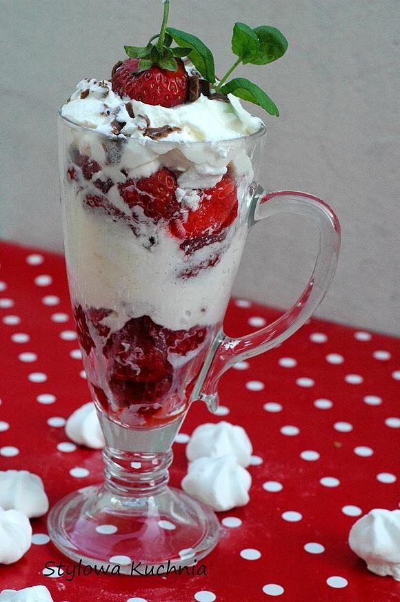 Eton mess - deser z truskawek, bezy i śmietany