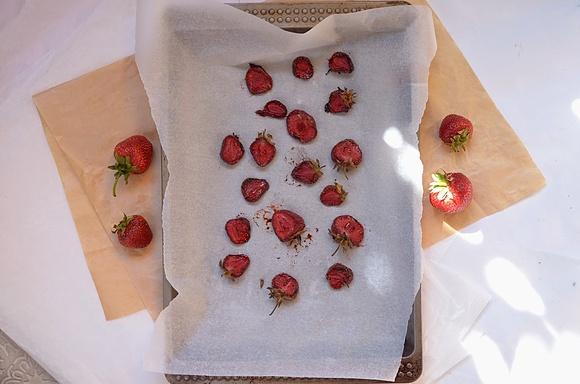 Best brownie z pieczonymi truskawkami i polewą czekoladową