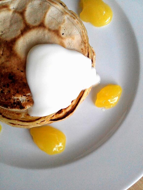 Pancakes z lemon curd i jogurtem letni obiad