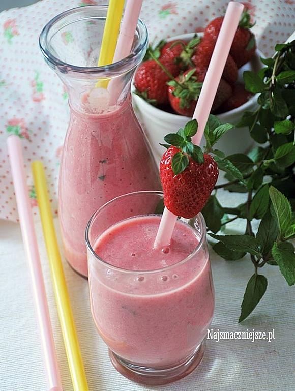 Kefir truskawkowy z ananasem