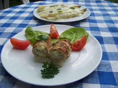 Schabowe roladki z szparagami i serem w sosie beszamelowym