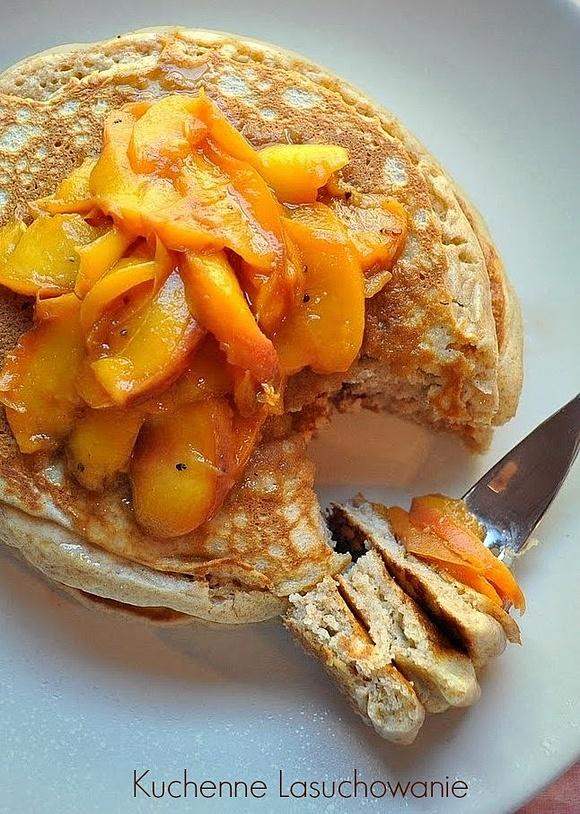 Pełnoziarniste pancakes z prażoną brzoskwinią i imbirem