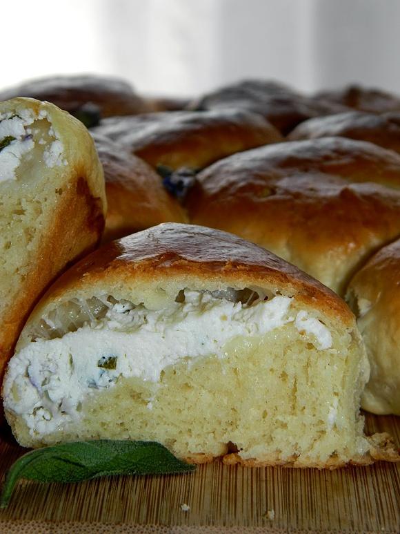 Mini bułeczki z ricottą i kwiatami szałwii