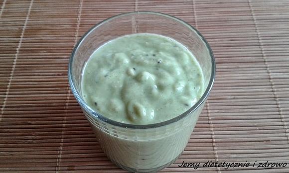 Zielone smoothie z awokado kiwi i otrębami