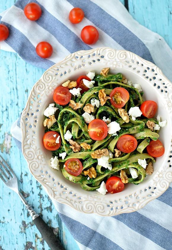 Makaron z miętowo-bazyliowym pesto, serem kozim i orzechami