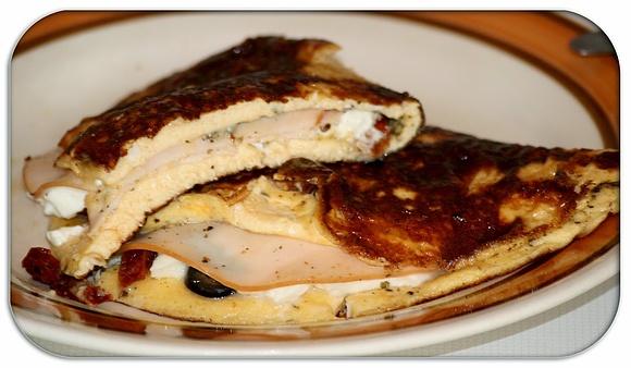 Omlet z fetą, oliwkami i wędliną