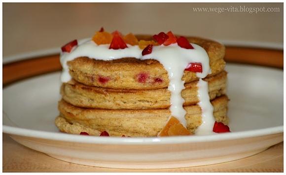 Puchate pancakes z truskawkami i suszonymi morelami