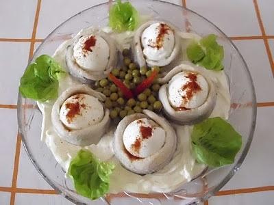 Wielkanocne jajka w śledziowych szalikach