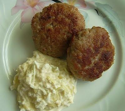 Soczyste sznycle i surówka z porów