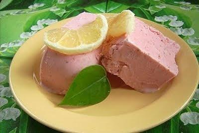 Domowe lody truskawkowe - przepis na sorbet z truskawek