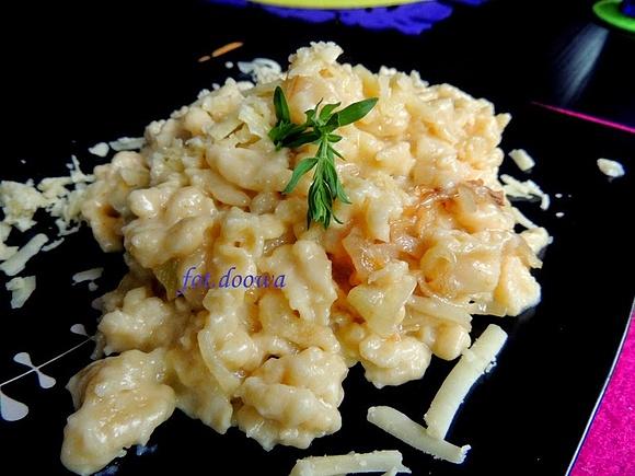 Käsespätzle makaron z serem i cebulką