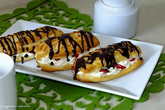 Eklerki z bitą śmietaną mascarpone i truskawkami