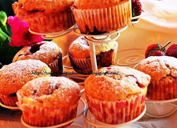 Muffiny z serkiem i truskawkami na maślance