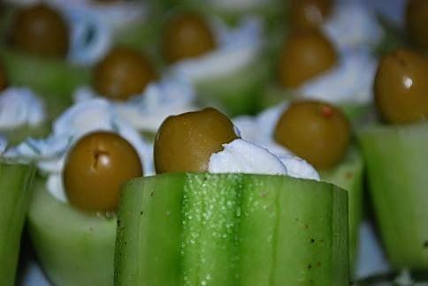 Wieżyczki ogórkowe z ricottą i oliwką