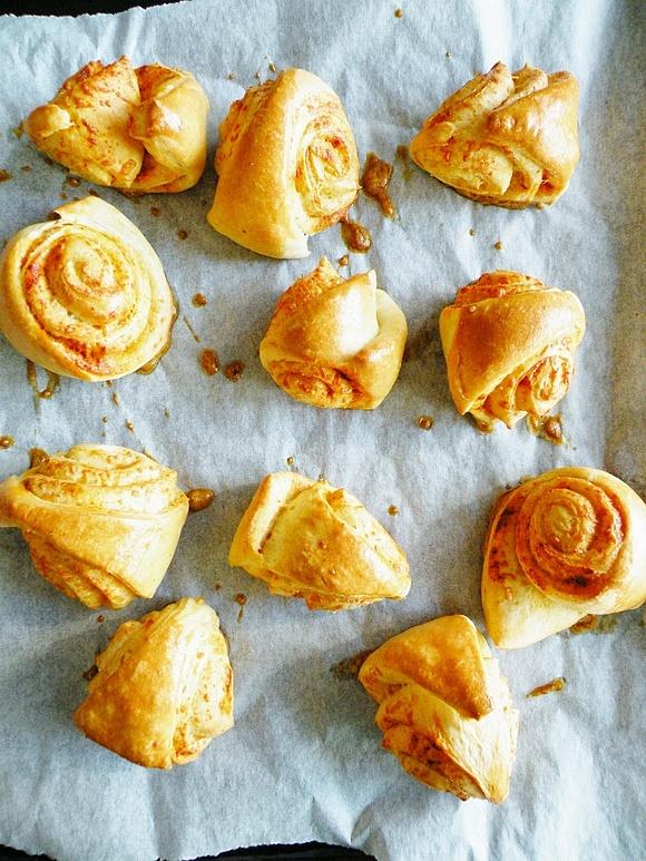 Drożdżowe rollsy z wędzoną papryką, masłem szałwiowym i parmezanem