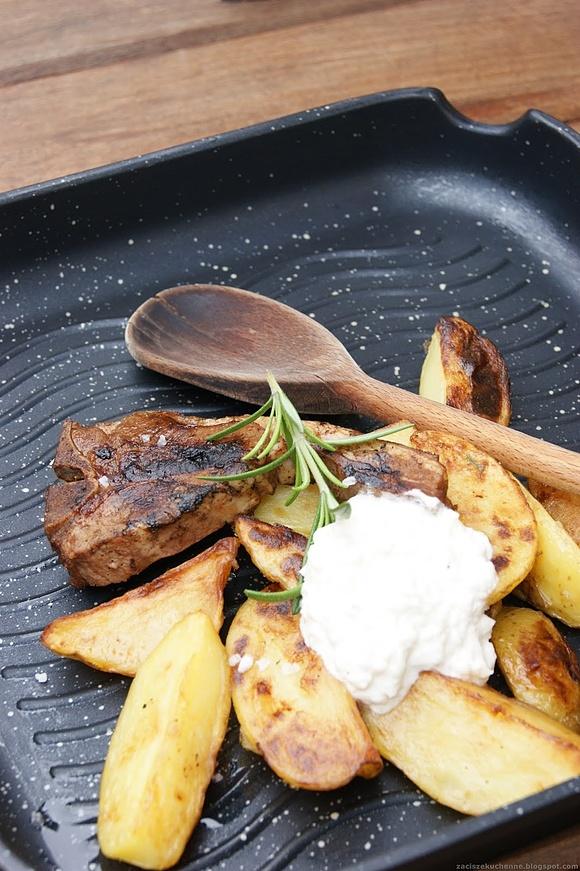 Jagnięcina grillowana z rozmarynowymi ziemniakami i kalafiorowymi tzatziki