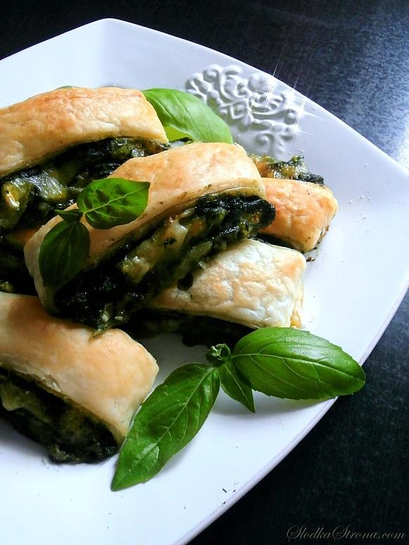 Paszteciki w cieście francuskim ze szpinakiem, mozzarellą i serkiem brie