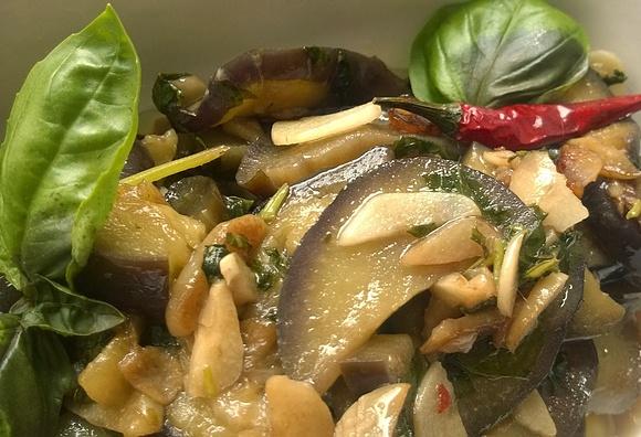 Bakłażan na ostro z chili i bazylią