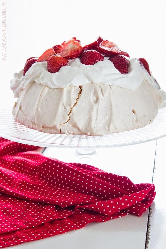 Pavlova z owocami truskawkami i śmietanką