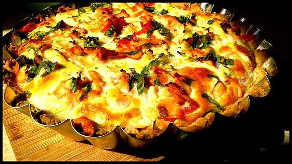 Tarta bezglutenowa z łososiem, mozzarellą i pomidorami