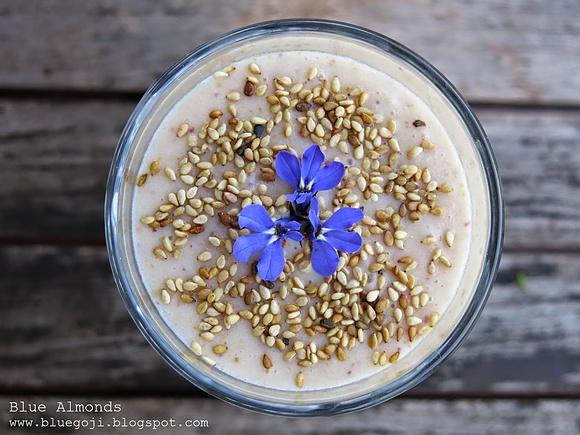 Smoothie gruszkowo-brzoskwiniowe z sezamem i mlekiem migdałowym