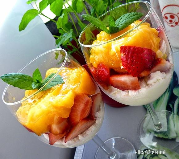 Lekki warstwowy deser z truskawkami, mango i jogurtem naturalnym