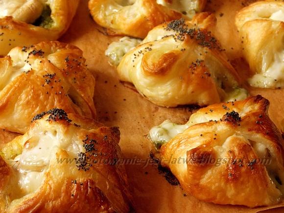Pieczarki z pesto i mozzarellą w cieście francuskim