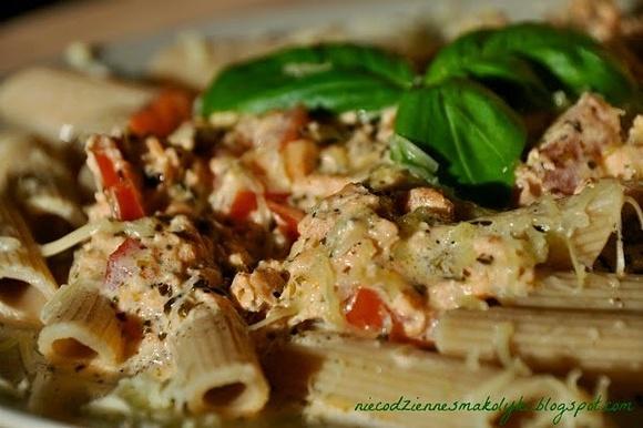 Penne z łososiem, pomidorami i mascarpone posypane parmezanem
