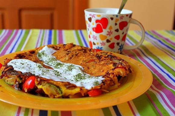 Warzywny omlet pomidorowy
