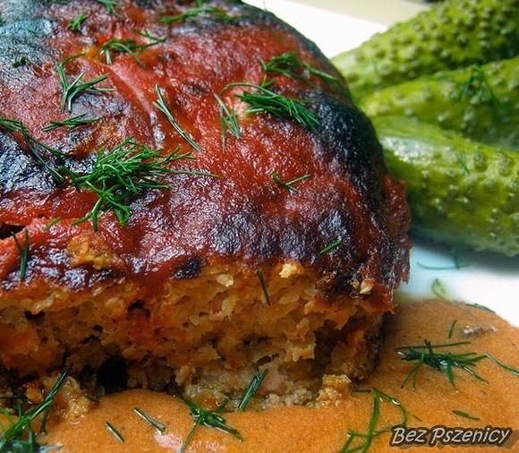 Pieczona pieczeń z mielonego mięsa w sosie pomidorowym